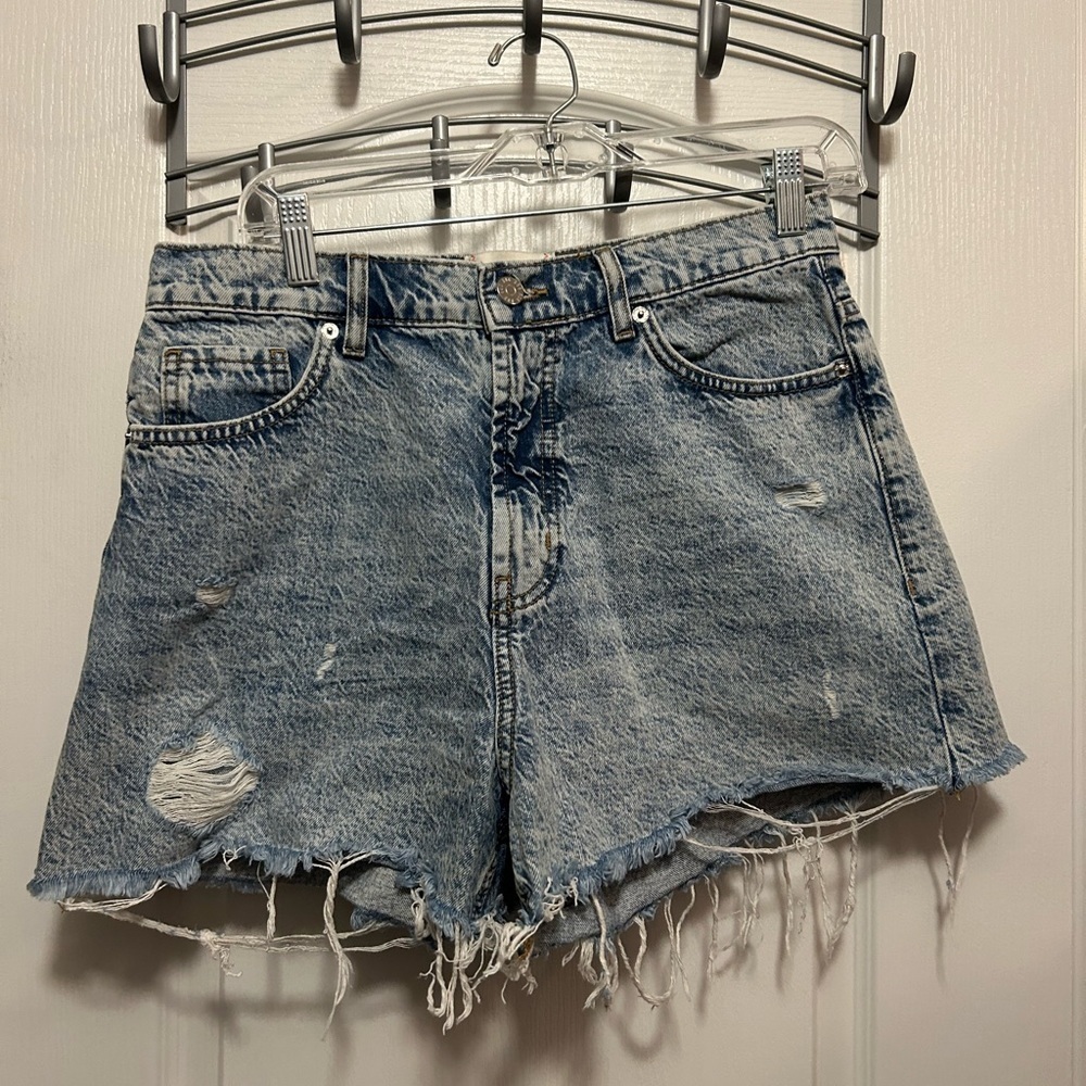 Urban Outfitters‎ BDG High-Rise denim jean shorts size 30 raw hem light wash mom
